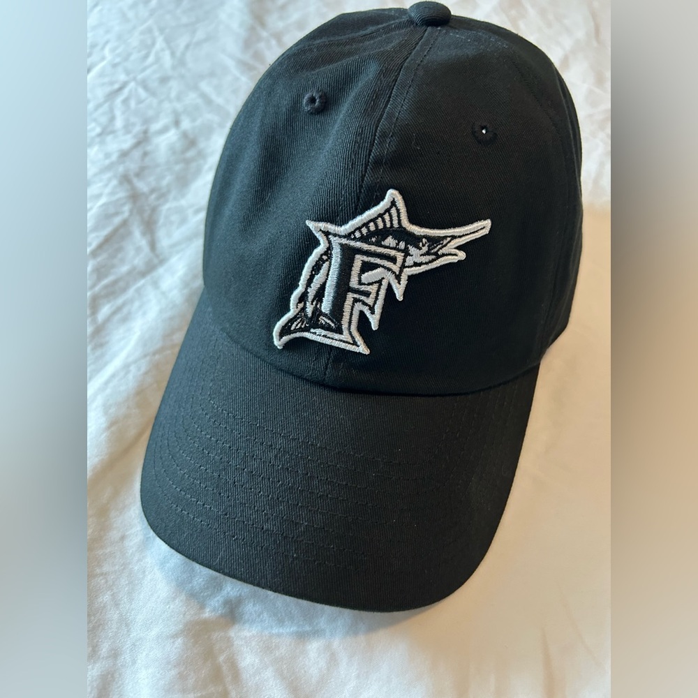 Mitchell & Ness Florida marlins Black Cap with White Embroidery